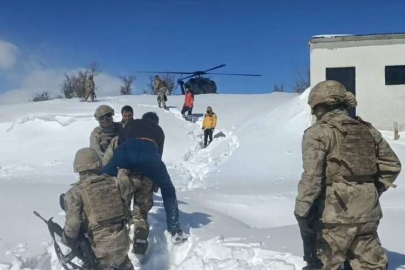 Bingöl'de kanser hastasını sırtında taşıdılar
