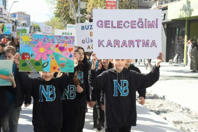 Sakarya'da öğrenciler Çark Caddesi’nde yürüdü