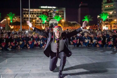 Soyer'den İzmirlilere zeybek sürprizi