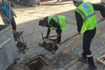 Manisa'da yağmursuyu ızgaraları temizleniyor