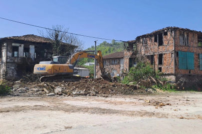 Kocaeli Gölcük'te riskli yapılar tek tek yıkılıyor