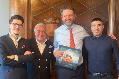 maNga solisti Ferman Akgül Oslo Parlemento'sunda