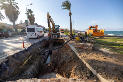 İzmir Mithatpaşa'da ana boru arızası için İZSU seferber oldu