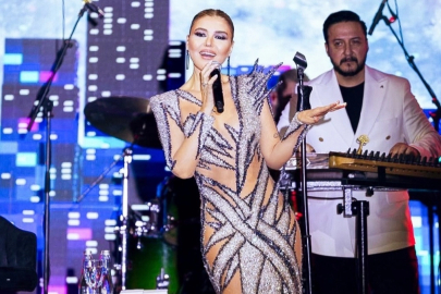 Gülben Ergen yeni yılı İzmir'de sahnedeki ritüelle karşıladı