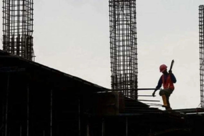 İnşaat üretimi yıllık artarken, aylık bazda sınırlı düşüş kaydetti