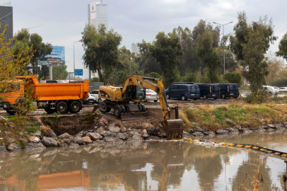 İzmir'de sağanak yağış ve fırtına nedeniyle ekipler seferber oldu