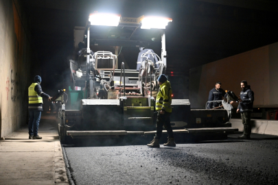 İzmir Bornova'da yağmur sonrası asfalt serimi başladı
