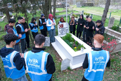 Kocaeli'de gençlerden şehitliğe saygı görevi