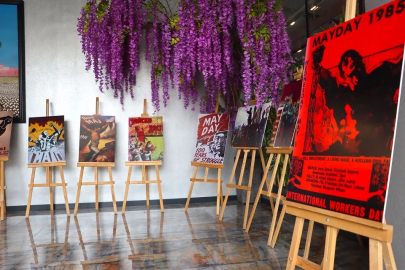 İstanbul Maltepe’de 1 Mayıs afişleri sergileniyor