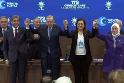 CHP'li iki belediyeden AK Parti'ye katılım... Rozetlerini Erdoğan taktı