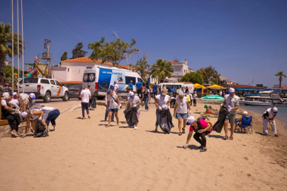 İzmir'de Kocakum Plajı'ndan 750 kilogram atık toplandı