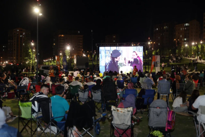 Kayseri Talas'ta yıldızlar altında sinema keyfi sürüyor