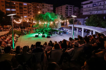 İzmir'de zeytin ağacının altında “Gece Makamı” ezgileri