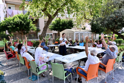 Alzheimer farkındalığı için Muratpaşa'da yaşlı evlerinde buluşuldu