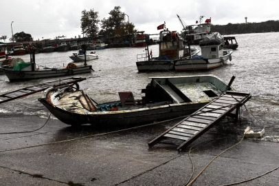 Düzce Akçakoca’da fırtına 14 tekneye zarar verdi