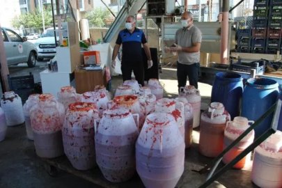 Küflü salçaları satacaklardı! Zabıtadan şok baskın