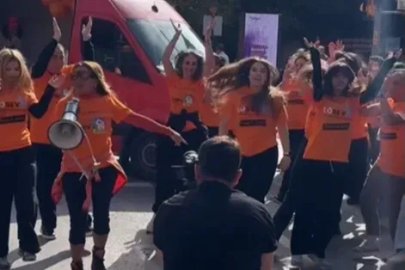 Yonca Evcimik trafiği durdurdu