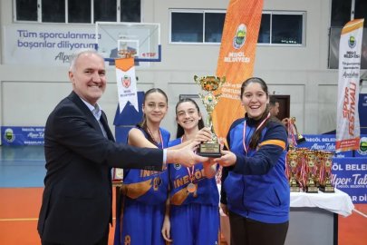 Bursa İnegöl'de sokak basketbolunda şampiyonlar kupalarına kavuştu