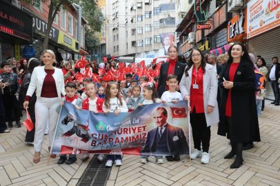 Çınarlı minikler Cumhuriyet coşkusunu kortej ve koro ile yaşadı