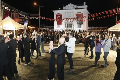 Mudanya'da yağmur altında Cumhuriyet valsi