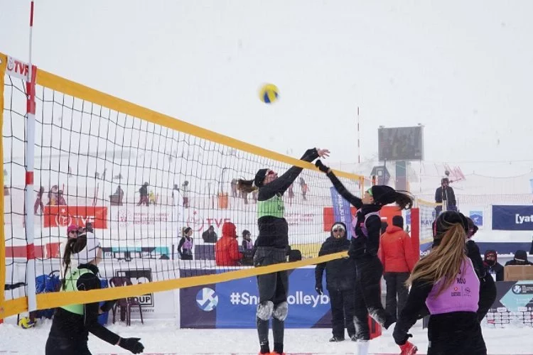 Kayseri Erciyes'te kar voleybolu heyecanı